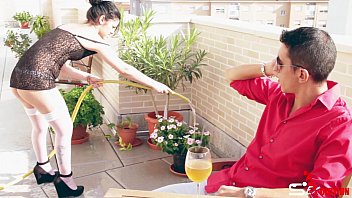 Gradinareasa face sex cu sefu ei cand nevastasa e plecata de acasa acesta ajunge acasa si incepe sa o futa