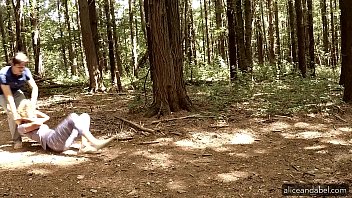 Porno cu o blonda violata in padure