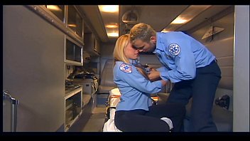 Doi colegi de la politie se ascund sa nu fie vazuti de nimeni si se fut film porno politiste