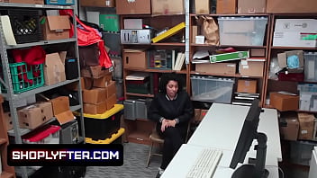 Xxx cu o negresa timida fututa fortat de un angajat xxl