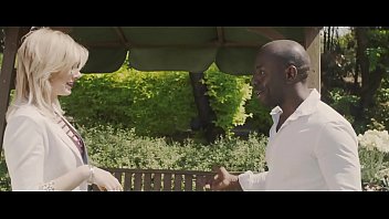 Negru pervers fute o bunaciune in curte pe un leagan cum vrea el