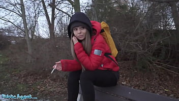 Xxx cu traseista ce face sex pe o banca