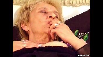 Bunica curva este fututa de nepotul porno